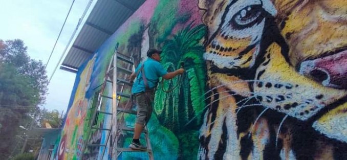 Como parte de las acciones de mejora y embellecimiento de los espacios públicos de la comunidad de Santa Rosa, el H. Ayuntamiento de Teocelo, a través de la Dirección de Turismo y Cultura, realizan el mural de arte urbano de la identidad teocelense en la fachada del salón social de Santa Rosa.