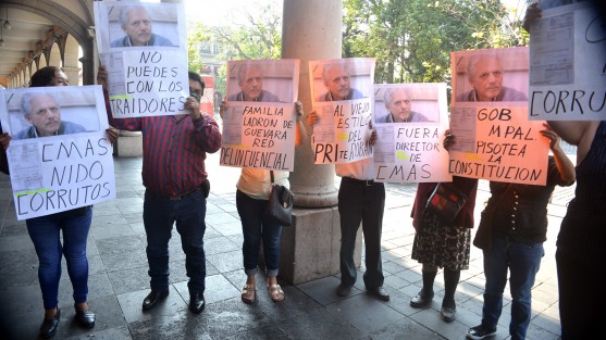 Ante la falta de atención por parte de autoridades municipales, un grupo de colonos se manifiestan frente a palacio municipal desangrándose sobre la foto del alcalde de Xalapa, Hipólito Rodríguez Herrero, por el exceso de cobro en las cuotas de agua y multas excesivas por parte de CMAS. 