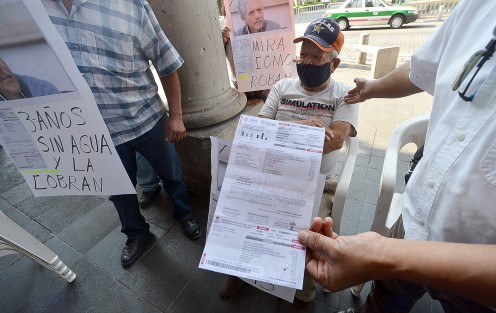 Ante la falta de atención por parte de autoridades municipales, un grupo de colonos se manifiestan frente a palacio municipal desangrándose sobre la foto del alcalde de Xalapa, Hipólito Rodríguez Herrero, por el exceso de cobro en las cuotas de agua y multas excesivas por parte de CMAS. 