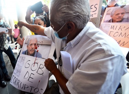 Fueron tres personas las que realizaron la acción de  desangrarse antes de que fueran atendidas por los funcionarios quienes toman fotos y videos de dicho acto. Los quejosos dijeron que llevan ya más de tres años con este problema y que ya les cortaron el agua Y su deuda sigue aumentando sin razón alguna. 