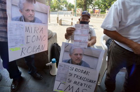 Fueron tres personas las que realizaron la acción de  desangrarse antes de que fueran atendidas por los funcionarios quienes toman fotos y videos de dicho acto. Los quejosos dijeron que llevan ya más de tres años con este problema y que ya les cortaron el agua Y su deuda sigue aumentando sin razón alguna. 