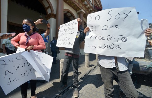 Martín Vargas Morales y su familia viajaron desde la comunidad de Cetlalpan, municipio de Ayahualulco, para pedir ayuda al Gobierno del Estado, debido a que su hijo menor resultó con quemaduras de tercer grado ocasionadas por la agresión con gasolina por parte de una persona alcohólica, la cual hasta el momento no ha respondido por el daño. 