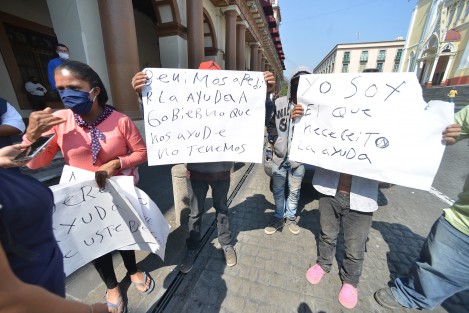 Martín Vargas Morales y su familia viajaron desde la comunidad de Cetlalpan, municipio de Ayahualulco, para pedir ayuda al Gobierno del Estado, debido a que su hijo menor resultó con quemaduras de tercer grado ocasionadas por la agresión con gasolina por parte de una persona alcohólica, la cual hasta el momento no ha respondido por el daño. 
