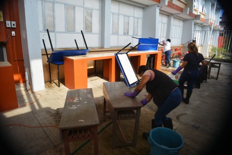 Por iniciativa propia, personal de la primaria <em>Enrique C. Rébsamen limpiaron las instalaciones del plantel por si en unas semanas se da el regreso a clases, como lo han dicho las autoridades federales. 