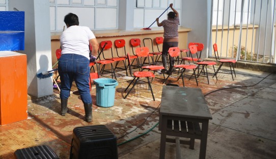 Por iniciativa propia, personal de la primaria <em>Enrique C. Rébsamen limpiaron las instalaciones del plantel por si en unas semanas se da el regreso a clases, como lo han dicho las autoridades federales. 