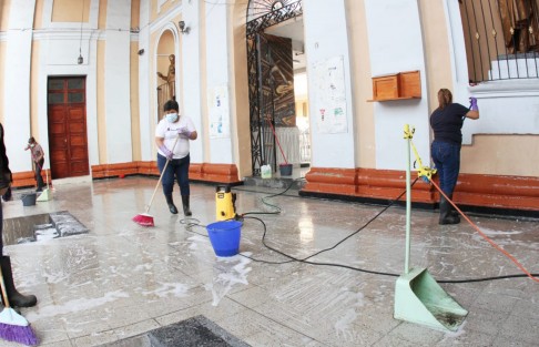 A decir de la directora, Eloisa Constantino Morales, aún no les han llegado los Kits de limpieza de la SEV,  por lo que realizan limpieza con recursos de la escuela, pues incluso indigentes que pernoctan ahí, contribuyen a que el lugar requiera limpieza constante .