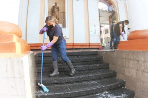 A decir de la directora, Eloisa Constantino Morales, aún no les han llegado los Kits de limpieza de la SEV,  por lo que realizan limpieza con recursos de la escuela, pues incluso indigentes que pernoctan ahí, contribuyen a que el lugar requiera limpieza constante .