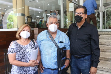 La familia de los jóvenes Baruch Grajeda García y Francisco Vargas García de 20 y 22 años respectivamente, sustraídos de sus domicilios el 11 de julio de 2016, denunciaron que este martes  personal de la Fiscalía General del Estado (FGE) les entregó restos óseos encontrados en la localidad El Arbolillo, municipio de Alvarado, los cuales no coincidían con los de sus hijos.  