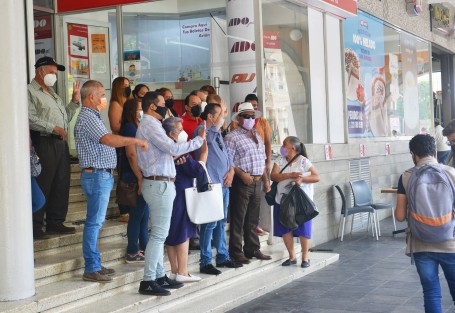 La mayoría  de aspirantes y suspirantes a alguna alcaldía, diputación local o federal  está tratando de hacer campaña desde los cafés o redes sociales para evitar gastar zapatos y el dinero que les da el OPLE para este fin; así si no ganan mínimo les queda algo de dinero.