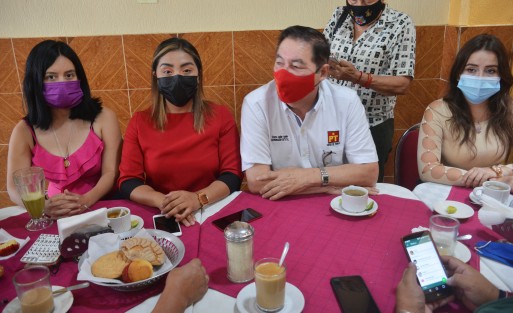 El coordinador del Partido del Trabajo, Vicente Aguilar Aguilar, defendió a la candidata a la diputación local, Ana Miriam Ferráez, a pesar de que hay diversos señalamientos en su contra.  <em>El trabajo que ha estado haciendo en el Congreso es valioso, ha hecho gestiones</em>. 