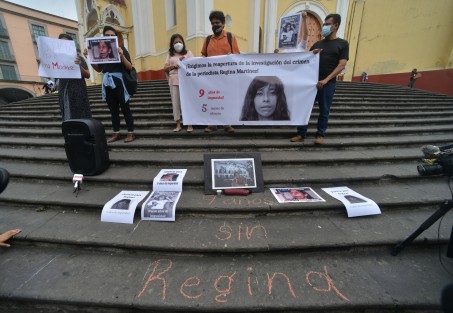 Amigos, activistas y periodistas volvieron  a pedir justicia como desde hace 9 años, por el asesinato de Regina Martínez; con pancartas, lonas y juegos desde la plaza Lerdo de la ciudad de Xalapa pidieron a la Fiscalía del Estado reabra la investigación.