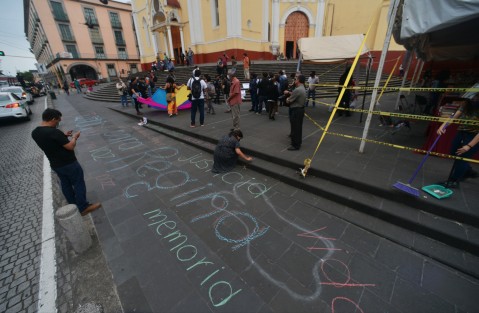Amigos, activistas y periodistas volvieron  a pedir justicia como desde hace 9 años, por el asesinato de Regina Martínez; con pancartas, lonas y juegos desde la plaza Lerdo de la ciudad de Xalapa pidieron a la Fiscalía del Estado reabra la investigación.