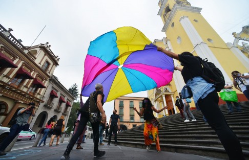 Amigos, activistas y periodistas volvieron  a pedir justicia como desde hace 9 años, por el asesinato de Regina Martínez; con pancartas, lonas y juegos desde la plaza Lerdo de la ciudad de Xalapa pidieron a la Fiscalía del Estado reabra la investigación.