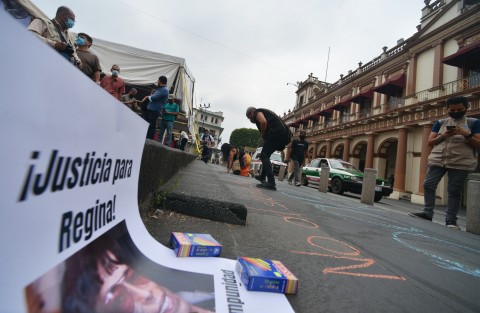 Amigos, activistas y periodistas volvieron  a pedir justicia como desde hace 9 años, por el asesinato de Regina Martínez; con pancartas, lonas y juegos desde la plaza Lerdo de la ciudad de Xalapa pidieron a la Fiscalía del Estado reabra la investigación.