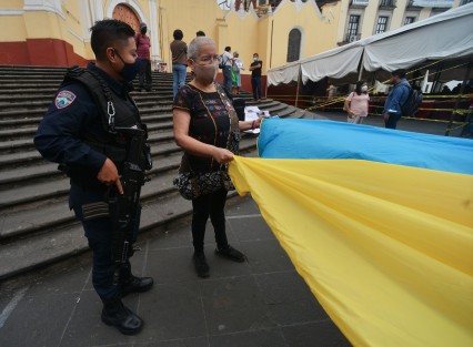 Amigos, activistas y periodistas volvieron  a pedir justicia como desde hace 9 años, por el asesinato de Regina Martínez; con pancartas, lonas y juegos desde la plaza Lerdo de la ciudad de Xalapa pidieron a la Fiscalía del Estado reabra la investigación.