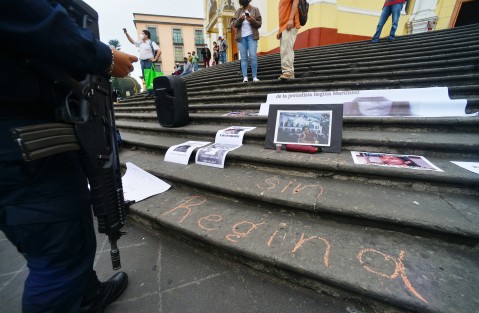 Amigos, activistas y periodistas volvieron  a pedir justicia como desde hace 9 años, por el asesinato de Regina Martínez; con pancartas, lonas y juegos desde la plaza Lerdo de la ciudad de Xalapa pidieron a la Fiscalía del Estado reabra la investigación.
