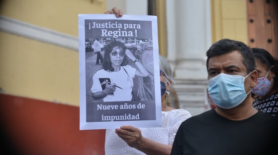 Amigos, activistas y periodistas volvieron  a pedir justicia como desde hace 9 años, por el asesinato de Regina Martínez; con pancartas, lonas y juegos desde la plaza Lerdo de la ciudad de Xalapa pidieron a la Fiscalía del Estado reabra la investigación.