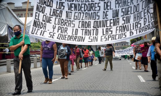 Como cada semana la agrupación MILES salió a su ya rutinaria marcha y protesta para exigir el alto del acoso por parte de autoridades municipales. Exigen se les permita vender su mercancía como lo hacen los cientos de comerciantes que sí pagan su cuota a inspectores de comercio municipal.