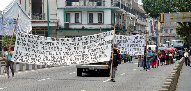 Como cada semana la agrupación MILES salió a su ya rutinaria marcha y protesta para exigir el alto del acoso por parte de autoridades municipales. Exigen se les permita vender su mercancía como lo hacen los cientos de comerciantes que sí pagan su cuota a inspectores de comercio municipal.