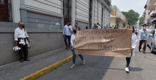 Como lo hicieran el fin de semana pasado, trabajadores de Secretaría de Salud exigieron vacunas contra el Covid-19 para todo el personal de salud.