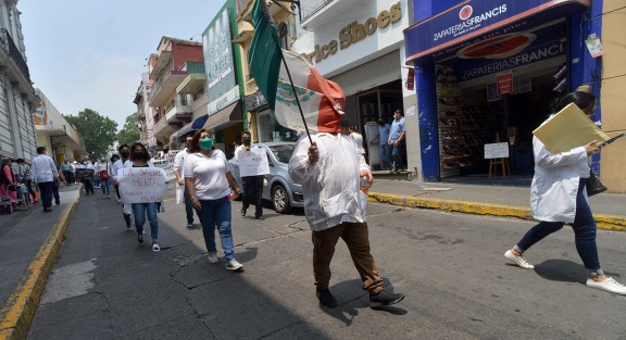 Como lo hicieran el fin de semana pasado, trabajadores de Secretaría de Salud exigieron vacunas contra el Covid-19 para todo el personal de salud.