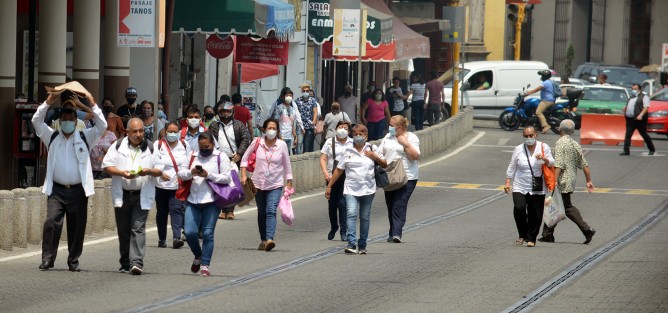 Los inconformes marcharon desde el Centro Estatal de Cancerología (Cecan) hasta el centro de Xalapa para pedir ser escuchados por las autoridades federales y estatales, ya que dicen ellos también tienen derechos al igual que los maestros, quienes toda la pandemia han trabajo desde casa,  y no así ellos que lo han hecho de manera presencial. 