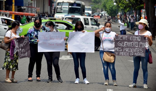 Los inconformes marcharon desde el Centro Estatal de Cancerología (Cecan) hasta el centro de Xalapa para pedir ser escuchados por las autoridades federales y estatales, ya que dicen ellos también tienen derechos al igual que los maestros, quienes toda la pandemia han trabajo desde casa,  y no así ellos que lo han hecho de manera presencial. 
