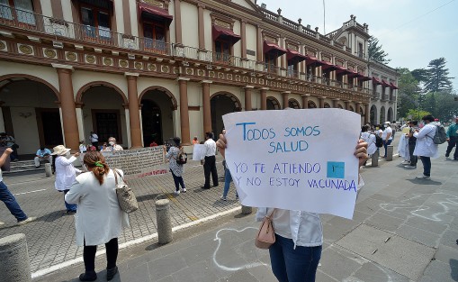 Los inconformes marcharon desde el Centro Estatal de Cancerología (Cecan) hasta el centro de Xalapa para pedir ser escuchados por las autoridades federales y estatales, ya que dicen ellos también tienen derechos al igual que los maestros, quienes toda la pandemia han trabajo desde casa,  y no así ellos que lo han hecho de manera presencial. 