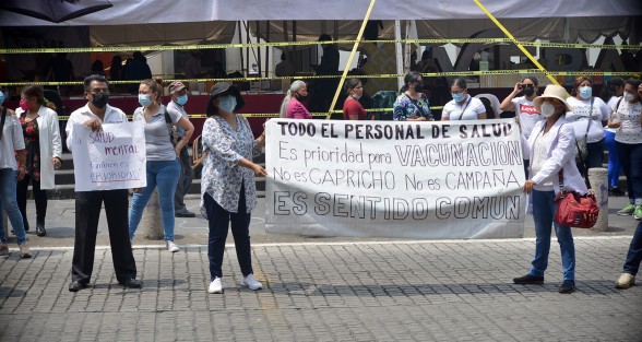 Los inconformes marcharon desde el Centro Estatal de Cancerología (Cecan) hasta el centro de Xalapa para pedir ser escuchados por las autoridades federales y estatales, ya que dicen ellos también tienen derechos al igual que los maestros, quienes toda la pandemia han trabajo desde casa,  y no así ellos que lo han hecho de manera presencial. 