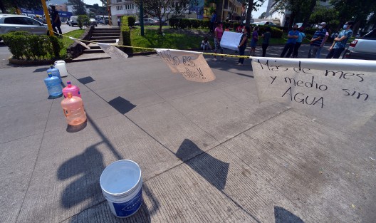 Lamentable la situación que se vive en al menos 30 colonias de Xalapa, que al igual que los habitantes de la colonia Obrera Campesina se encuentran sin agua, que al decir de las autoridades es por la reparación de algunas bombas de la planta potabilizadora.
