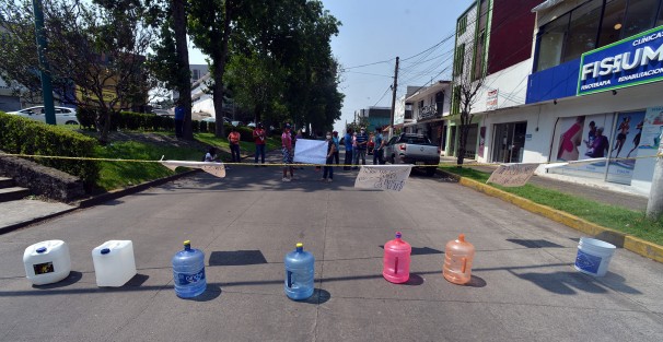 Por esta razón vecinos de esa colonia hoy por la mañana bloquearon la avenida Orizaba para exigir agua; reclaman que desde hace varias semanas no les ha llegado el vital líquido. Las autoridades de la CMAS  no les informan nada y las líneas para solicitar pipas se encuentran saturadas. 