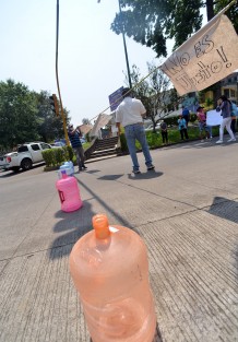 Vecinos de la colonia Obrero Campesina hoy por la mañana bloquearon la avenida Orizaba para exigir agua; reclaman que desde hace varias semanas no les ha llegado el vital líquido. Las autoridades de la CMAS  no les informan nada y las líneas para solicitar pipas se encuentran saturadas. 