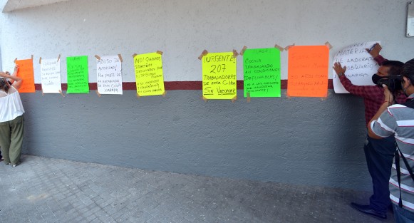 Personal administrativo y médico de la clínica del ISSSTE en Xalapa, pegaron cartulinas en las paredes para hacer saber a los derechohabientes y toda la población, de todas las anomalías y carencias que ocurren desde hace varios meses en este nosocomio, y que por desgracia ha  terminado con la vida de  algunos pacientes.