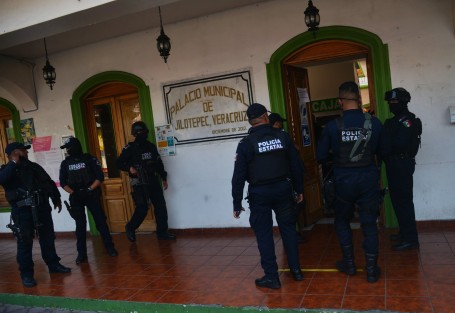 Este lunes elementos de la Secretaría de Seguridad Pública (SSP) tomaron el control de la Policía Municipal de Jilotepec, con el fin de realizar los protocolos de exámenes de control de los policías.  municipales 