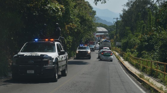 30 patrullas y 10 motopatrullas arribaron a la Presidencia Municipal, para llevar a cabo el operativo y tomar el control del municipio donde el alcalde es Sergio Fernández Lara de extracción priista.