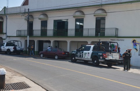30 patrullas y 10 motopatrullas arribaron a la Presidencia Municipal, para llevar a cabo el operativo y tomar el control del municipio donde el alcalde es Sergio Fernández Lara de extracción priista.
