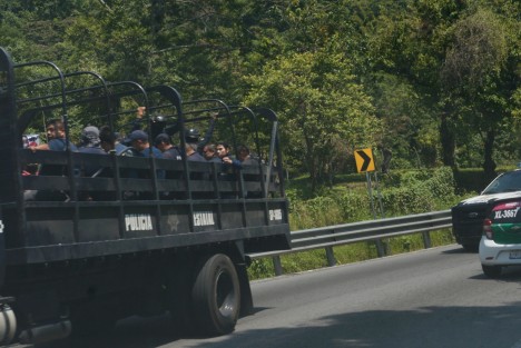 Los policías municipales de Jilotepec fueron trasladados al Centro de Estudios de Investigación en Seguridad (CEIS), en el Lencero, municipio de Emiliano Zapata, donde les aplican exámenes de control.
