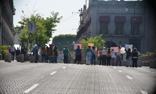 Vecinos de la colonia UNEPRI encabezados por el líder de VIVE, Francisco Rodríguez Pineda, bloquearon la avenida Enríquez en protesta porque le fue suspendido el servicio de agua a una vecina que no pudo realizar el abono de su adeudo. 