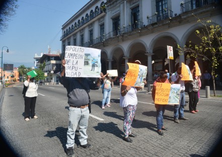 A decir del líder de vendedores, les han incrementado <em>los costos del servicio de agua</em> en unas 30 colonias de Xalapa. 