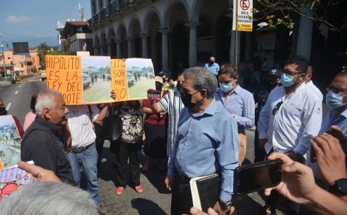 A decir del líder de vendedores, les han incrementado <em>los costos del servicio de agua</em> en unas 30 colonias de Xalapa. 