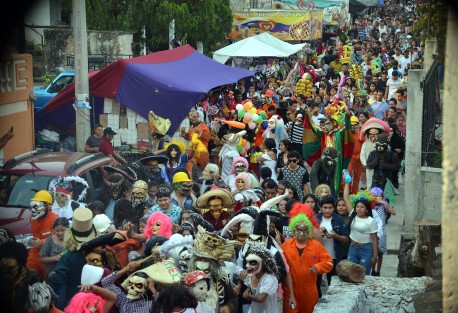 Aprovechando que en varios municipios de Veracruz se encuentran en semáforo verde, en la comunidad de El Espinal, municipio de Naolinco,  se realizó su tradicional carnaval del  3 de Mayo, en el que algunas personas festejan el día de la Santa Cruz. 