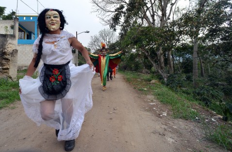 Aprovechando que en varios municipios de Veracruz se encuentran en semáforo verde, en la comunidad de El Espinal, municipio de Naolinco,  se realizó su tradicional carnaval del  3 de Mayo, en el que algunas personas festejan el día de la Santa Cruz. 