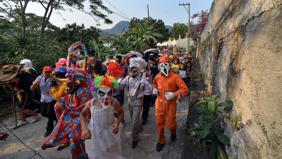 Aprovechando que en varios municipios de Veracruz se encuentran en semáforo verde, en la comunidad de El Espinal, municipio de Naolinco,  se realizó su tradicional carnaval del  3 de Mayo, en el que algunas personas festejan el día de la Santa Cruz. 