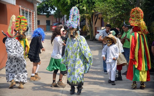 Aprovechando que en varios municipios de Veracruz se encuentran en semáforo verde, en la comunidad de El Espinal, municipio de Naolinco,  se realizó su tradicional carnaval del  3 de Mayo, en el que algunas personas festejan el día de la Santa Cruz. 