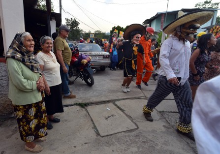 Aprovechando que en varios municipios de Veracruz se encuentran en semáforo verde, en la comunidad de El Espinal, municipio de Naolinco,  se realizó su tradicional carnaval del  3 de Mayo, en el que algunas personas festejan el día de la Santa Cruz. 