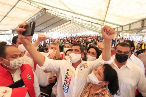 Con un tradicional evento al estilo priista inició campaña en busca de repetir en la alcaldía de Xalapa. Urge un cambio en Xalapa y por eso estamos luchando, expresó.  