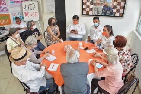 La candidata de Movimiento Ciudadano a la diputación federal por el distrito de Xalapa Urbano, Dulce Méndez de la Luz Dauzón, se reunió con representantes de la Coalición de Pensionistas del estado de Veracruz, COPIPEV.  