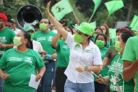 Acompañada de familias teocelenses y líderes de diferentes sectores de la población, Mara Chama inicia su campaña con toda la fuerza y entusiasmo en la Casa Verde en 5 de Mayo del Centro de Teocelo.
