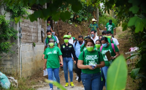 El día de hoy, Mara Chama Villa, candidata a la alcaldía de Teocelo, en su primera actividad del día recorrió el campo deportivo El Magueyal, calles Prolongación de Miguel Hidalgo, Camino a Santa Rosa, Hidalgo e Independencia Poniente, donde platicó con vecinos del lugar sobre las necesidades y peticiones; también recibió distintas propuestas para el mejoramiento del municipio.