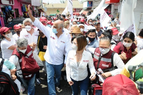 Los candidatos a la alcaldía de Xalapa, y diputación federal por Xalapa, Ricardo Ahued y Rafael Hernández Villalpando, recorrieron el merado Jáuregui al conmemorarse un año más de su apertura, presentando sus propuestas a locatarios y consumidores.  